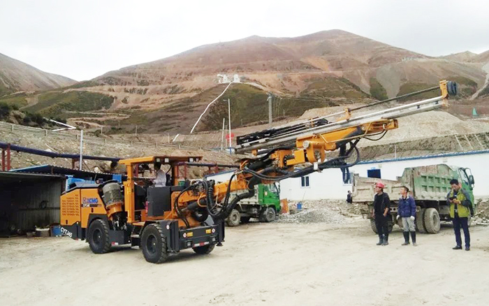 鐵礦開采，徐工礦用液壓掘進鉆車先入為主！