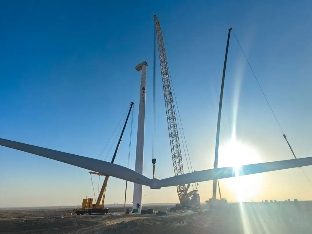 “零偏差”！西北戈壁現風電“超級大片”，徐工XLC18000M領銜多機協同吊裝