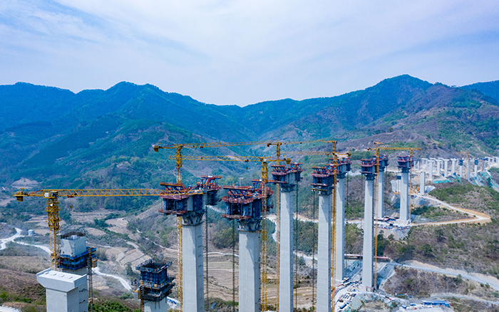 比肩青山接桂黔 公司產品群助建廣西第一高墩