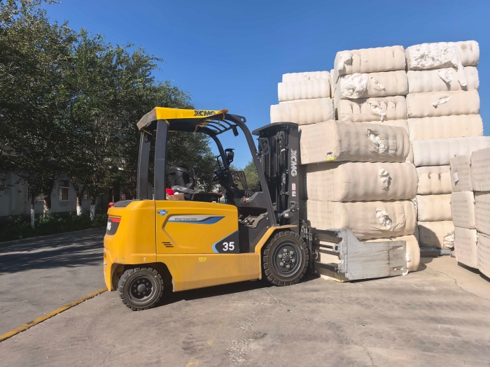 徐工鯤鵬電動叉車，賦能西北棉花產業高效運轉